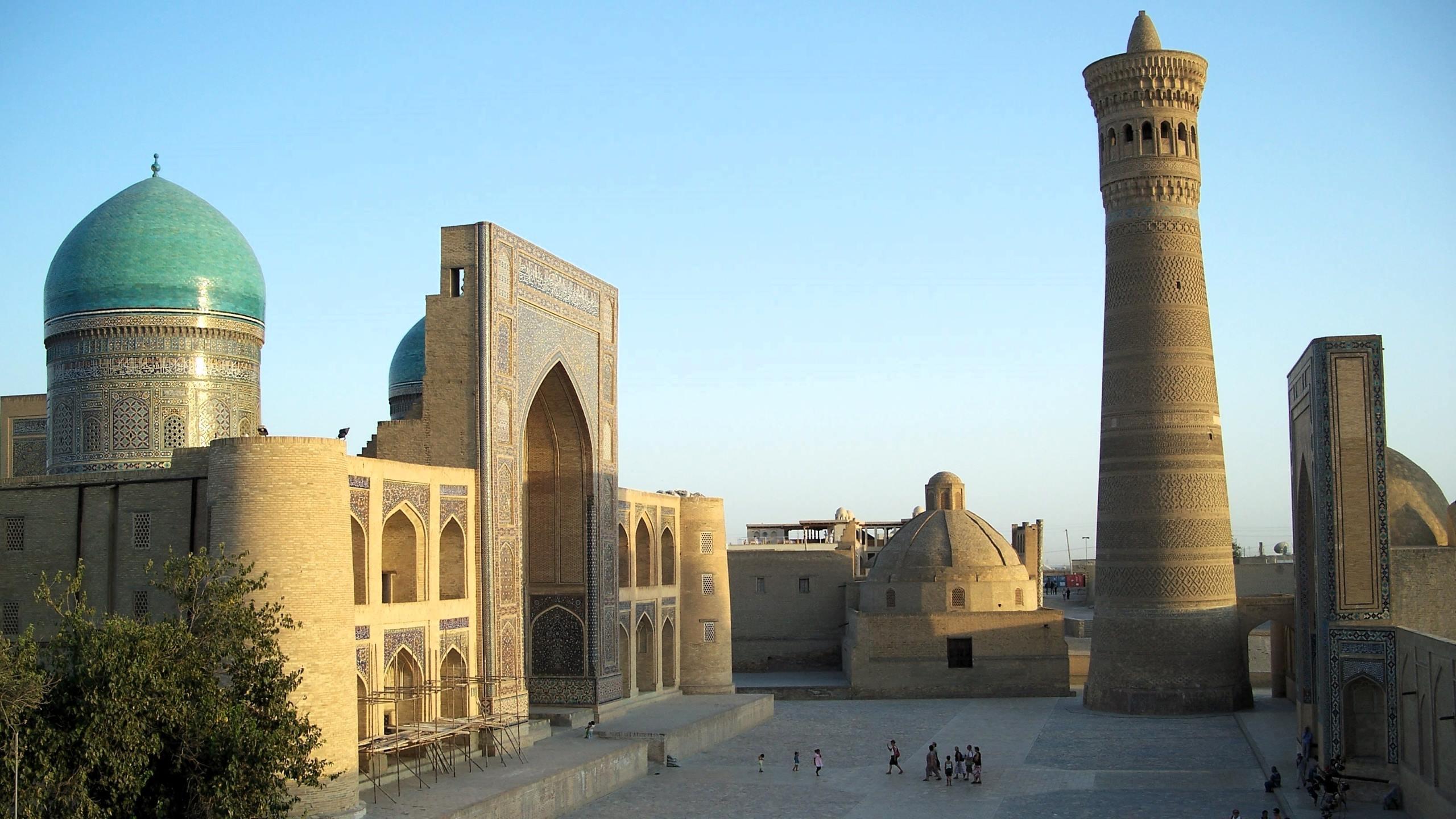 usbekistan_buchara_miri-arab-medrese_und_minarett_der_kalon-moschee_stroh