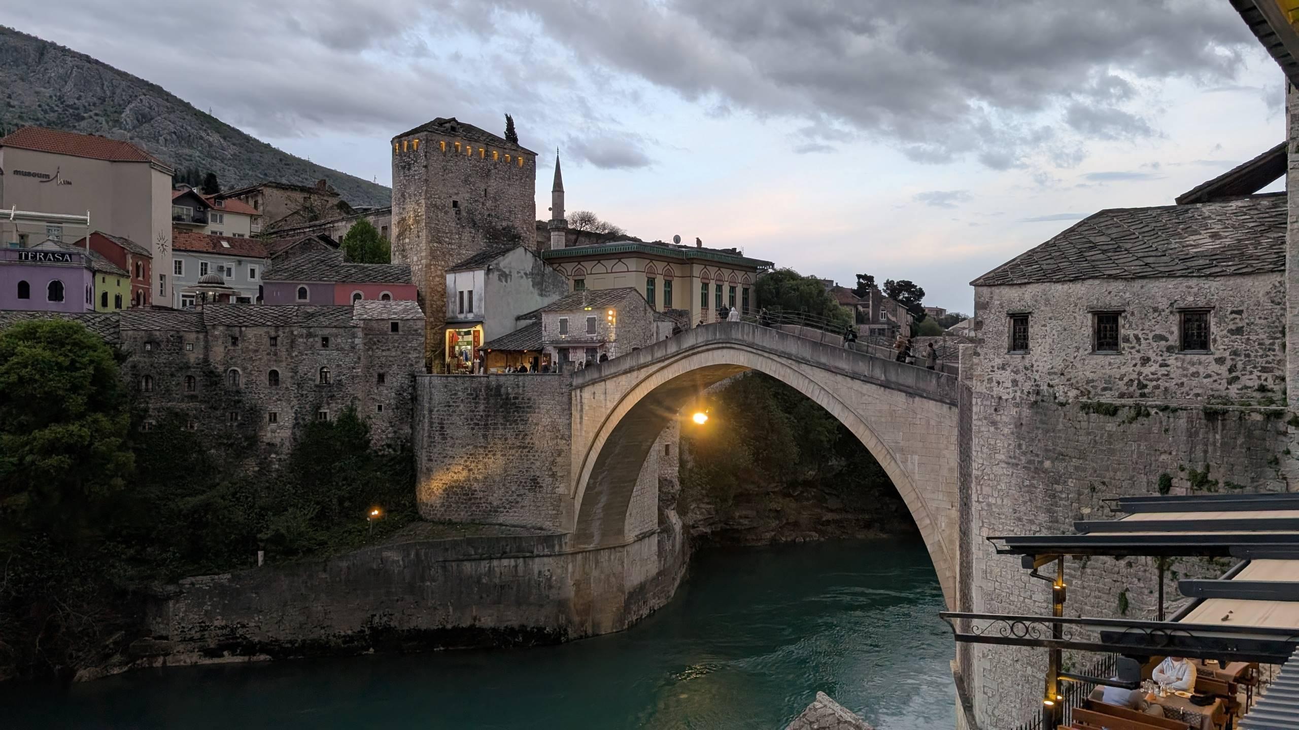 Alte Brücke in Mostar am Abend
